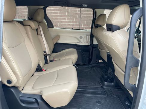 Used 2023 Toyota Sienna XLE w/ XLE Plus Package image 21