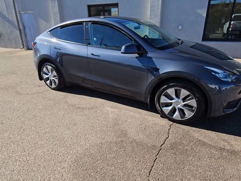 Used 2023 Tesla Model Y Performance image 9