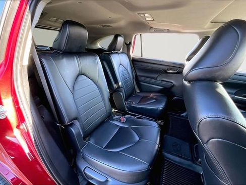 Used 2023 Toyota Highlander XLE image 25