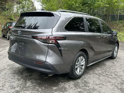 Used 2024 Toyota Sienna XLE w/ XLE Plus Package AWD/4WD image 33