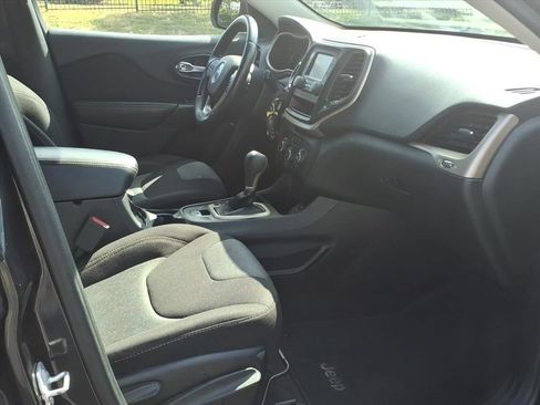 Used 2016 Jeep Cherokee Sport FWD image 22