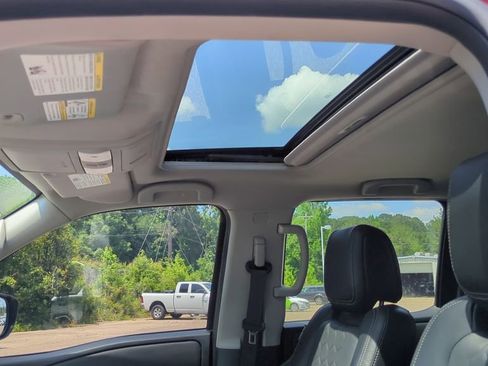 Used 2024 Nissan Frontier SL w/ Technology Package RWD image 13