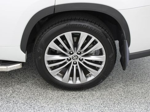 Used 2024 Toyota Highlander Platinum FWD image 10