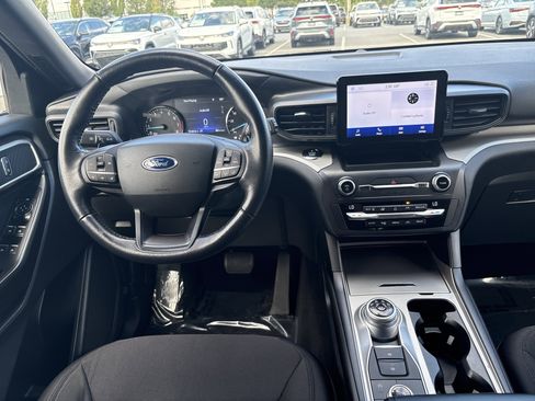 Used 2020 Ford Explorer XLT image 2