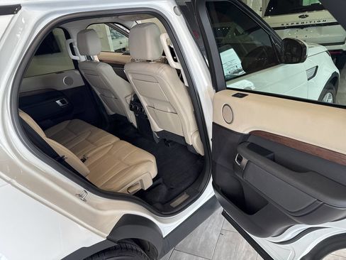 Used 2017 Land Rover Discovery HSE image 38