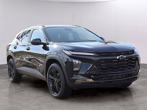 Used 2025 Chevrolet Trax ACTIV w/ Driver Confidence Package image 3