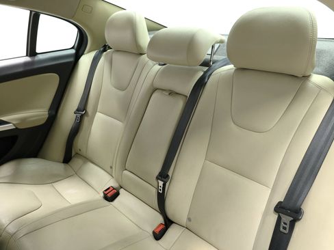 Used 2018 Volvo S60 T5 Dynamic w/ Vision Package image 3