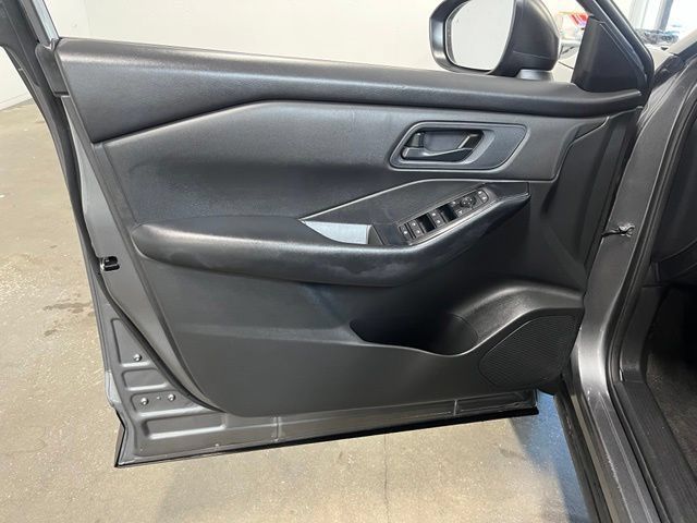Used 2024 Nissan Rogue S FWD image 25