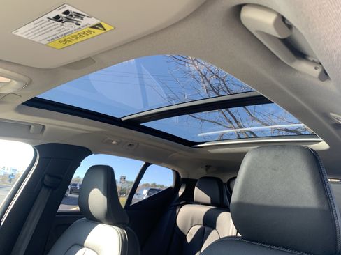 Used 2025 Volvo XC40 B5 Core image 28