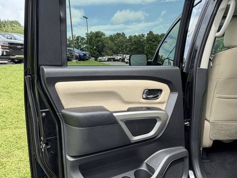 Used 2018 Nissan Titan SV AWD/4WD image 36