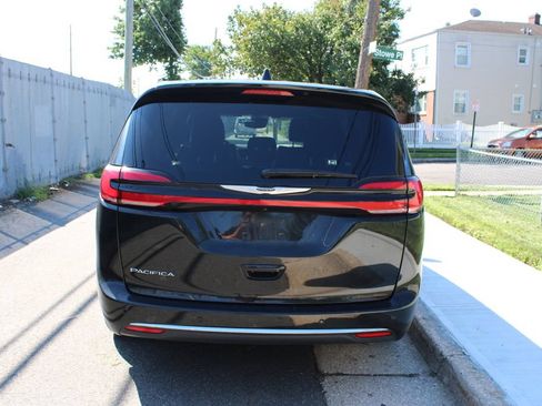 Used 2025 Chrysler Pacifica Select FWD image 6