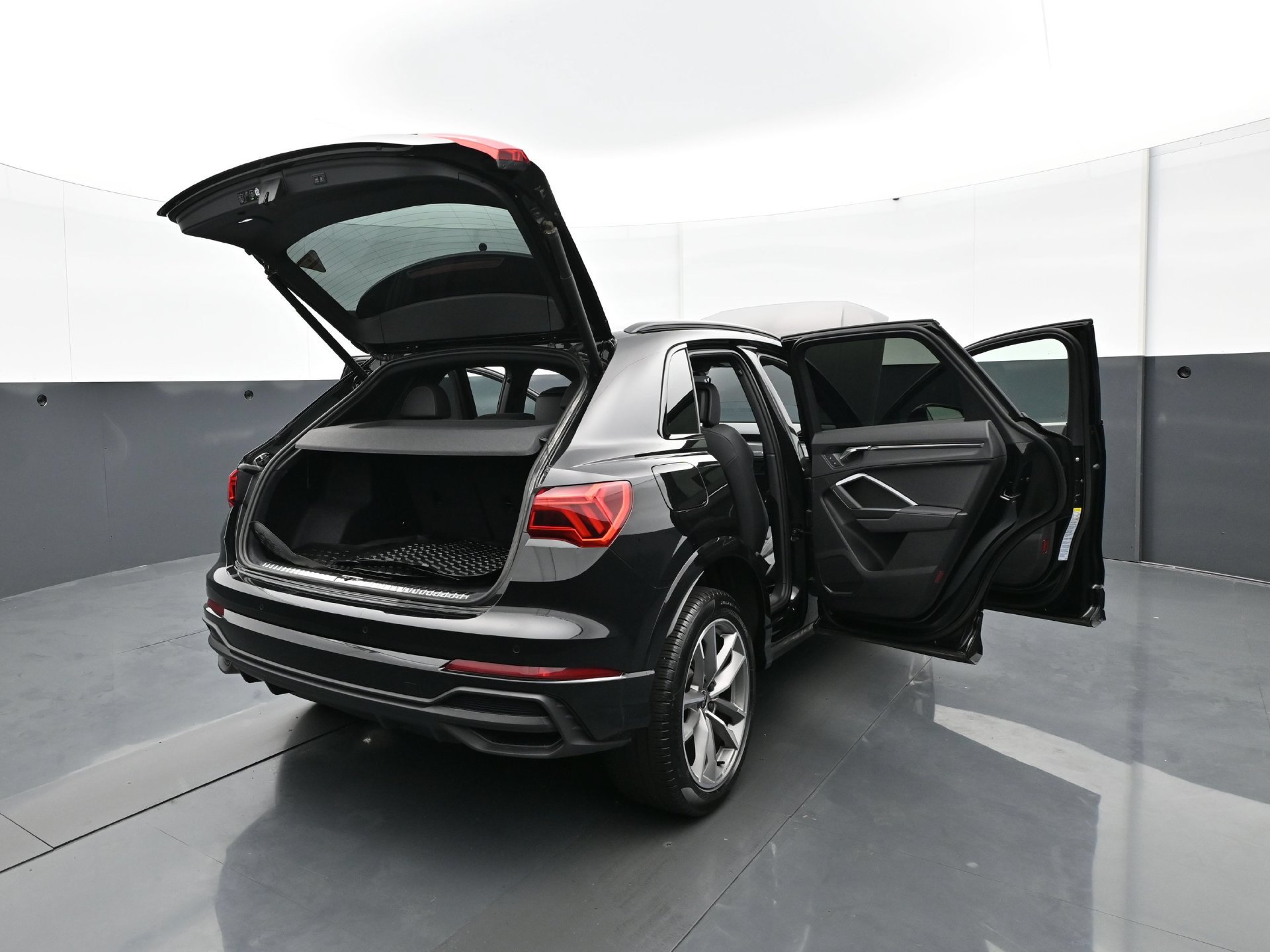 Used 2025 Audi Q3 2.0T Premium w/ Convenience Package AWD/4WD image 39