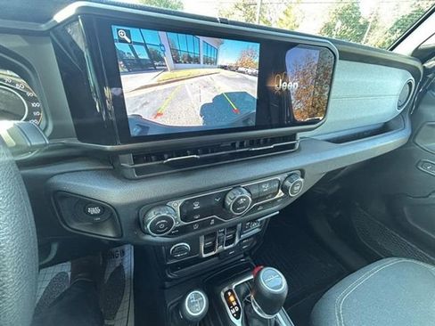 Used 2024 Jeep Gladiator Sport image 16