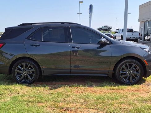 Used 2022 Chevrolet Equinox RS w/ Infotainment Package FWD image 2