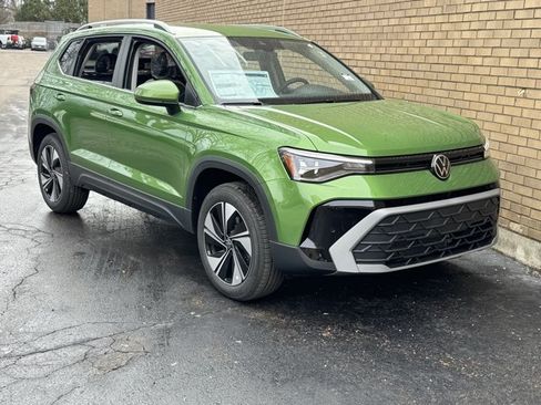 New 2026 Volkswagen Taos SE AWD/4WD image 1