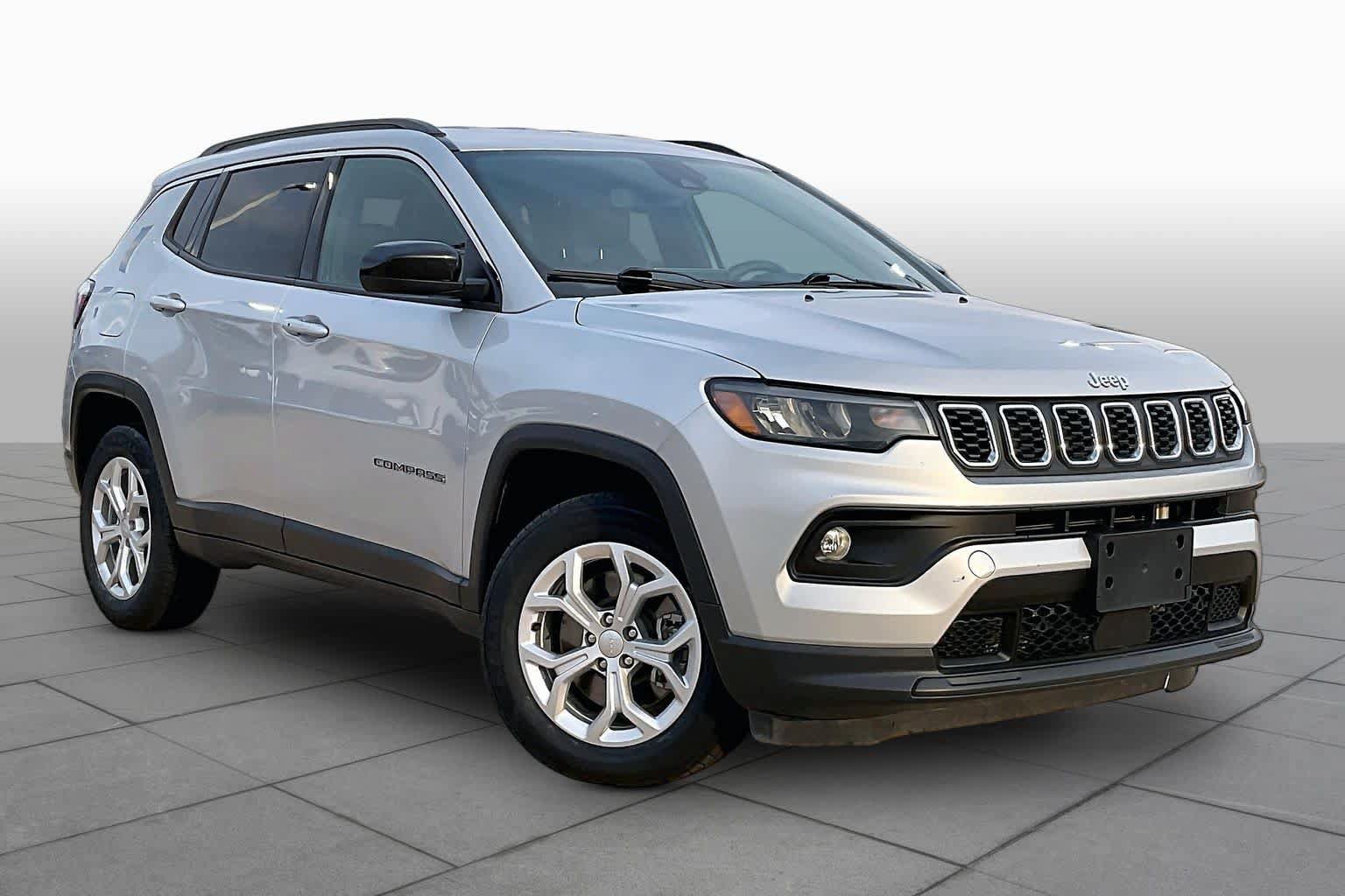 Used 2024 Jeep Compass Latitude AWD/4WD image 4