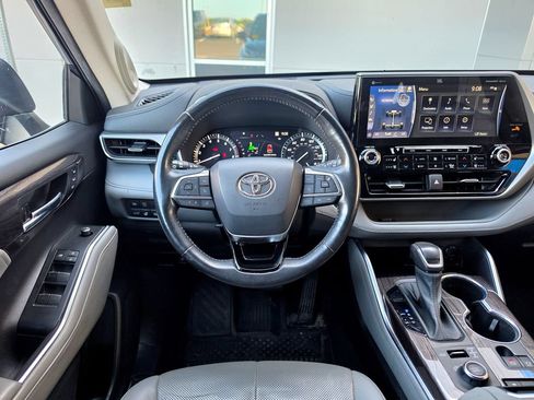 Used 2021 Toyota Highlander Platinum AWD/4WD image 12