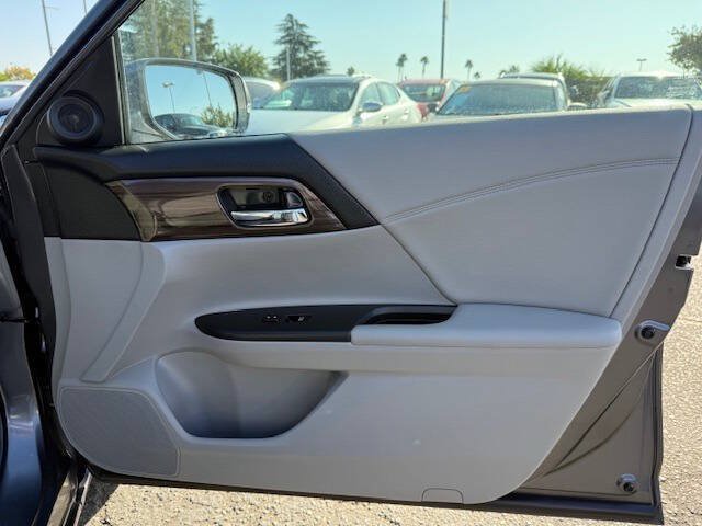 Used 2017 Honda Accord EX image 12