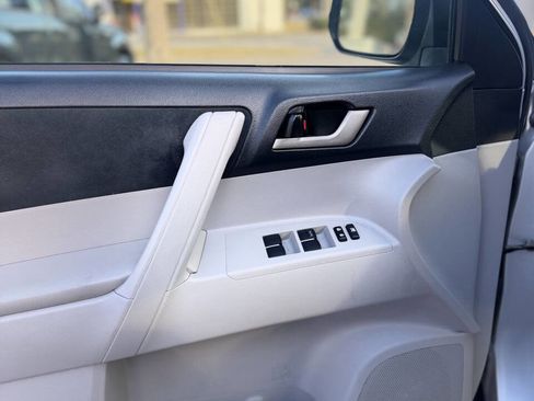 Used 2012 Toyota Highlander FWD w/ Tech Pkg image 13