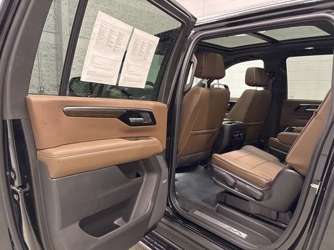 Used 2026 Chevrolet Suburban High Country AWD/4WD image 30