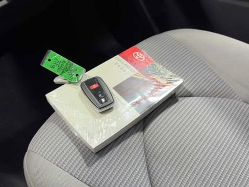 Used 2021 Toyota Highlander LE FWD image 27