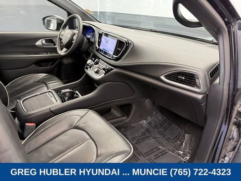 Used 2025 Chrysler Pacifica Limited FWD image 54