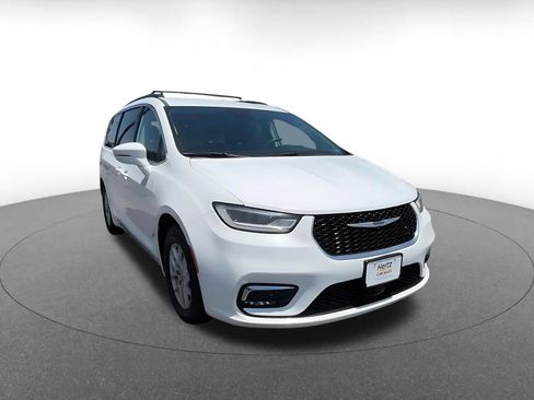 Used 2022 Chrysler Pacifica Touring-L FWD image 3