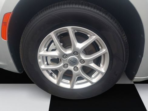 Used 2024 Chrysler Pacifica Touring-L image 14