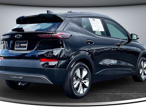 Used 2023 Chevrolet Bolt EUV LT w/ Convenience Package FWD image 7