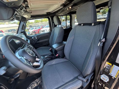 Used 2025 Jeep Wrangler Unlimited Sahara AWD/4WD image 36