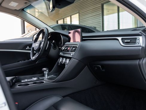 Used 2023 Genesis G70 2.0T image 42