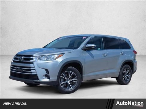 Used 2017 Toyota Highlander LE FWD image 1
