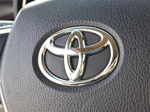 Used 2022 Toyota Avalon XLE image 23