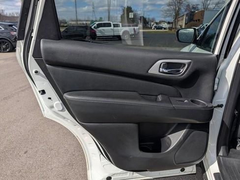 Used 2020 Nissan Pathfinder S image 16
