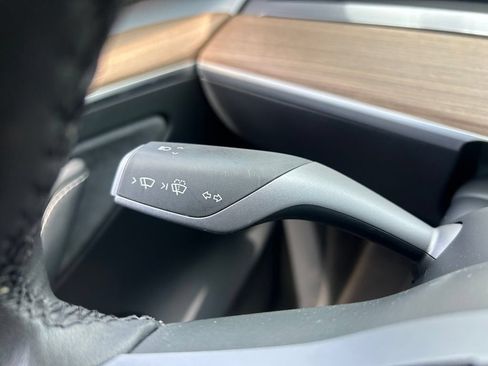 Used 2024 Tesla Model Y 2WD image 57