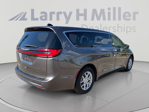 Used 2023 Chrysler Pacifica Touring-L FWD image 6