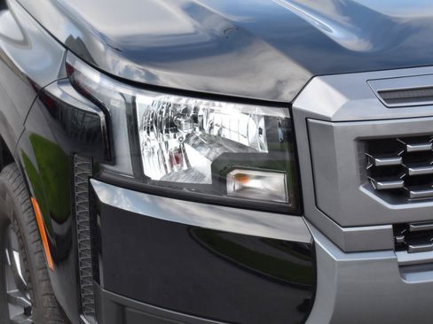 Used 2025 Nissan Frontier SV RWD image 18