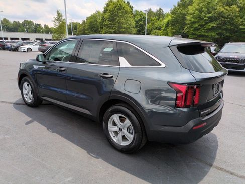 Used 2023 Kia Sorento LX FWD image 5