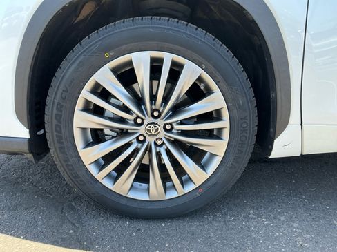 Used 2022 Toyota Highlander Platinum FWD image 26