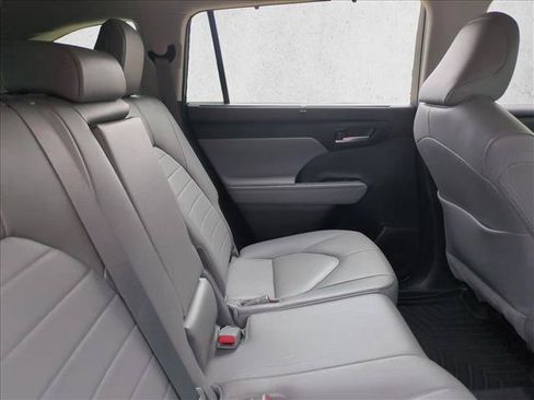 Used 2023 Toyota Highlander XLE FWD image 20