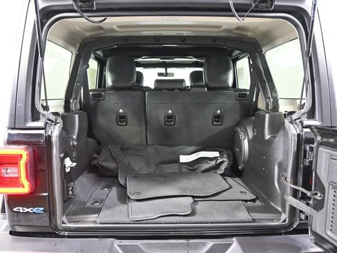 Used 2022 Jeep Wrangler Unlimited Sahara w/ Cold Weather Group AWD/4WD image 16