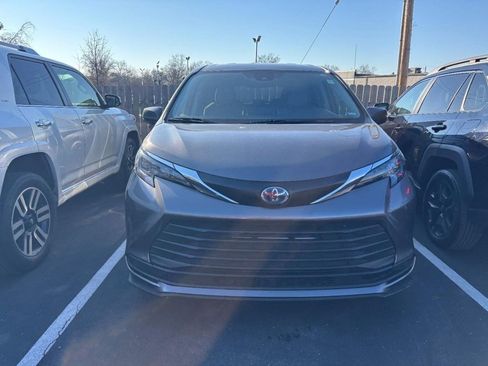 Used 2024 Toyota Sienna LE image 2