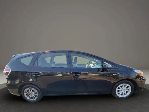 Used 2017 Toyota Prius V Three w/ Carpet Mat Package FWD image 4