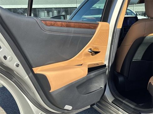 Certified 2025 Lexus ES 300h w/ Premium Package image 12