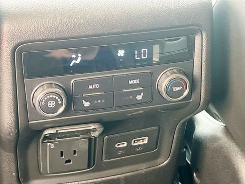 Used 2022 GMC Acadia Denali w/ Denali Ultimate Package AWD/4WD image 27