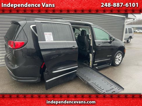 Used 2020 Chrysler Pacifica Touring-L w/ Tire & Wheel Group image 1