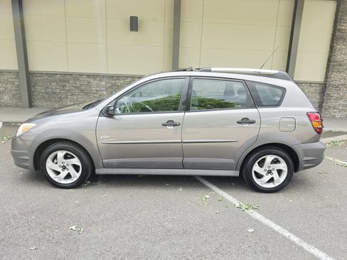 Used 2006 Pontiac Vibe w/ Sun And Sound Package FWD image 2