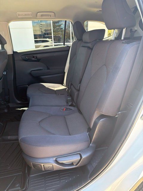 Used 2021 Toyota Highlander LE FWD image 11