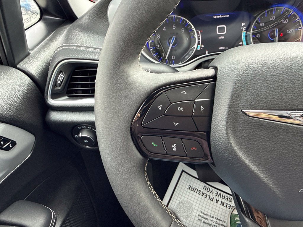 Used 2025 Chrysler Pacifica Limited FWD image 18