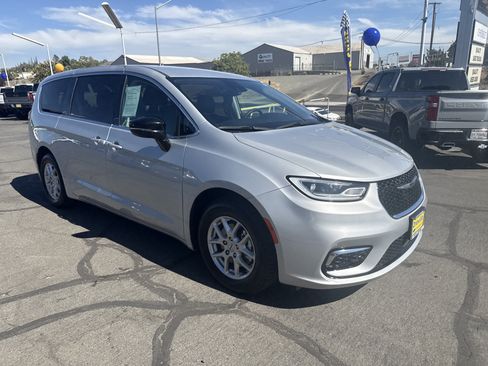 Used 2024 Chrysler Pacifica Touring-L FWD image 8